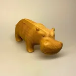 Flodhest - Håndskåret af træ - Grå Stor XL, træflodhest, flodhest, hippo, træfigur, træ flodhest, flodhestefigur, træfigur, træsnit, håndlavet, kunsthåndværk, håndskåret, håndsnittet, nordisk, naturmaterialer, biti, ribe, vadehavet