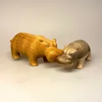 Flodhest - Håndskåret af træ - Grå Stor XL, træflodhest, flodhest, hippo, træfigur, træ flodhest, flodhestefigur, træfigur, træsnit, håndlavet, kunsthåndværk, håndskåret, håndsnittet, nordisk, naturmaterialer, biti, ribe, vadehavet