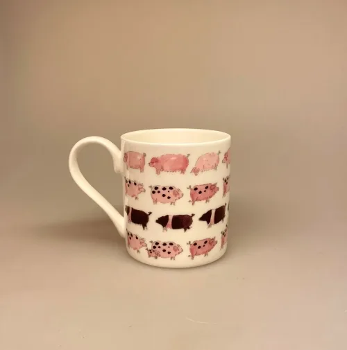 Krus - Ben Porcelæn - Grise, gris, grisekop, grisekrus, kop med grise, krus med grise, sø, søer, grisesø, orne, pattegris, svin, tryne, grisetryne, krølle på halen, pig, ting med grise, ting med svin, svinekop, broget, lyserød, hængebug,