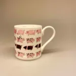 Krus - Ben Porcelæn - Grise, gris, grisekop, grisekrus, kop med grise, krus med grise, sø, søer, grisesø, orne, pattegris, svin, tryne, grisetryne, krølle på halen, pig, ting med grise, ting med svin, svinekop, broget, lyserød, hængebug,