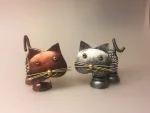 Metalfigur - Kobber Kat fjeder, kobber, kat, kattefigur, kat af metal, metalkat, metaldyr, kunst, kunståndværk, unika, håndlavet, håndarbejde, smedet, finurlig, sjove, pengegave, ide til pengegave, ide til penge, penge i gave, holder til penge, memo, memoholder, mis, missekat, lille kat, catlover, ting med katte, katteting