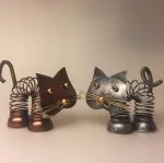Metalfigur - Kobber Kat fjeder, kobber, kat, kattefigur, kat af metal, metalkat, metaldyr, kunst, kunståndværk, unika, håndlavet, håndarbejde, smedet, finurlig, sjove, pengegave, ide til pengegave, ide til penge, penge i gave, holder til penge, memo, memoholder, mis, missekat, lille kat, catlover, ting med katte, katteting