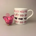 Memo holder metal - Lyserød gris, Metal Figur - Lyserød Gris, grisebasse, grissebasse, pink, svin, pig, piggy, ting med grise, gurli gris, gustav gris, memoholder, huskeseddel, noter, huskeklemme, indkøbsseddel, pengegave, pengeholder, fotoholder, gave, metalgris, grisefigur, metalfigur,, Krus - Ben Porcelæn - Grise, gris, grisekop, grisekrus, kop med grise, krus med grise, sø, søer, grisesø, orne, pattegris, svin, tryne, grisetryne, krølle på halen, pig, ting med grise, ting med svin, svinekop, broget, lyserød, hængebug, øfgris, frilands,