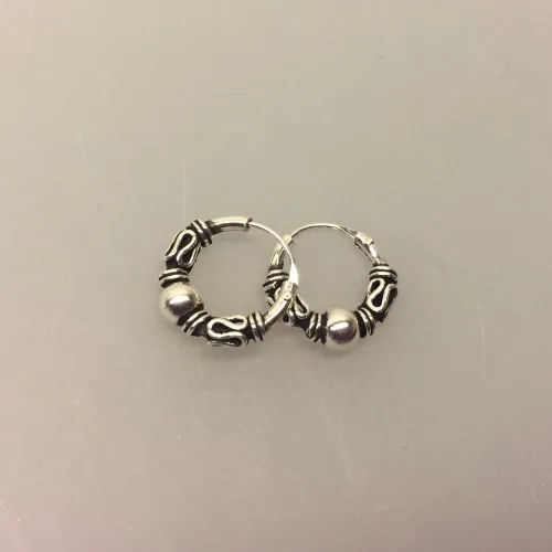 Creoler i sølv Ø 12 mm med oxyderet S-mønster og kugle , hoops, ægte, billige, kvalitet, cool, fine, hoops, filigran, stine a, maanesten, Creoler i sølv Ø 12 mm med sol twistet snoning og S-mønsterCreoler sølv , speciel, boho, hippie, chick, biti, ribe, viking, middelalder, Sølvøreringe, sølv smykker, ørenringe, øreringe, runde, ringe, hoops, creol, creoler,chunky