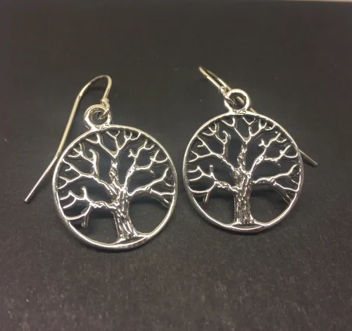 Vikingeøreringe i sølv - Livets træ Yggdrasil rund enkel, Vikingeøreringe i sølv - Livets træ Yggdrasil oval prik, livstræ, livstræet, ask, ygdrasil, yggdrassil, ovale, medaljon, fligran, yndige, feminine, lette, ægte, sølv, øreringe, ørenringe, smukke, kvalitet, specielle, vikinger, vikingesmykker, biti, ribe, freja, ydun, idun,
