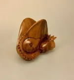 Håndkåret Drage af Træ Sovende Stor,puf, da jeg var lille, eventyr, magi, fabeldyr, træfigur, trædrage, magisk væsen, den sovende, træsnit, træskærerarbejde, håndlavet, håndsnittet, kunsthåndværk, dragefigur, flot, kvalitet, ting med drager, fantasy, fantasi, biti, ribe, træskulptur, træskærearbejde, fantastisk, gaveide,