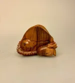 Håndkåret Drage af Træ Sovende Stor, puf, da jeg var lille, eventyr, magi, fabeldyr, træfigur, trædrage, magisk væsen, den sovende, træsnit, træskærerarbejde, håndlavet, håndsnittet, kunsthåndværk, dragefigur, flot, kvalitet, ting med drager, fantasy, fantasi, biti, ribe, træskulptur, træskærearbejde, fantastisk, gaveide,