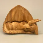 Håndkåret Drage af Træ Sovende Stor,puf, da jeg var lille, eventyr, magi, fabeldyr, træfigur, trædrage, magisk væsen, den sovende, træsnit, træskærerarbejde, håndlavet, håndsnittet, kunsthåndværk, dragefigur, flot, kvalitet, ting med drager, fantasy, fantasi, biti, ribe, træskulptur, træskærearbejde, fantastisk, gaveide,