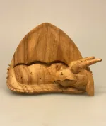Håndkåret Drage af Træ Sovende Stor,puf, da jeg var lille, eventyr, magi, fabeldyr, træfigur, trædrage, magisk væsen, den sovende, træsnit, træskærerarbejde, håndlavet, håndsnittet, kunsthåndværk, dragefigur, flot, kvalitet, ting med drager, fantasy, fantasi, biti, ribe, træskulptur, træskærearbejde, fantastisk, gaveide,