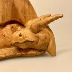 Håndkåret Drage af Træ Sovende Stor,puf, da jeg var lille, eventyr, magi, fabeldyr, træfigur, trædrage, magisk væsen, den sovende, træsnit, træskærerarbejde, håndlavet, håndsnittet, kunsthåndværk, dragefigur, flot, kvalitet, ting med drager, fantasy, fantasi, biti, ribe, træskulptur, træskærearbejde, fantastisk, gaveide,