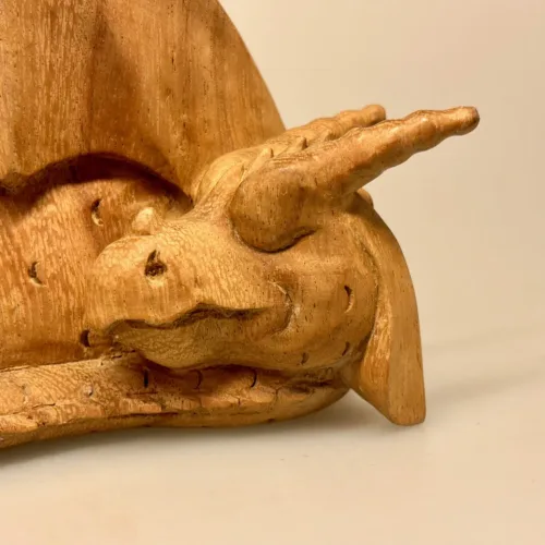 Håndkåret Drage af Træ Sovende Stor,puf, da jeg var lille, eventyr, magi, fabeldyr, træfigur, trædrage, magisk væsen, den sovende, træsnit, træskærerarbejde, håndlavet, håndsnittet, kunsthåndværk, dragefigur, flot, kvalitet, ting med drager, fantasy, fantasi, biti, ribe, træskulptur, træskærearbejde, fantastisk, gaveide,