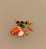 Miniature Grillmad på spyd, Kugle grill miniature, weber, webergrill, kuglegrill, grill, grillaften, på grillen, mini, miniature, dukkehus, dukkehusting, sangskjuler, gaveide, til manden, skumslukker, grillspyd, biti, ribe