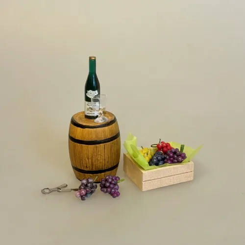 Miniature Tønde Brun, Miniature Kasse med Vindruer, vindruer, druer, drueklase, vindrueklase, kasse med druer, vin, mini, dukkehus, dukketing, dukkehusting, ting til dukkehuset, sættekasse, sætterkasse, sættekasseting, amagerhylde, købmandsbutik, legemad, grønt, kasse, trækasse, biti, ribe