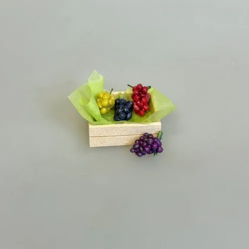 Miniature Kasse med Vindruer, vindruer, druer, drueklase, vindrueklase, kasse med druer, vin, mini, dukkehus, dukketing, dukkehusting, ting til dukkehuset, sættekasse, sætterkasse, sættekasseting, amagerhylde, købmandsbutik, legemad, grønt, kasse, trækasse, biti, ribe