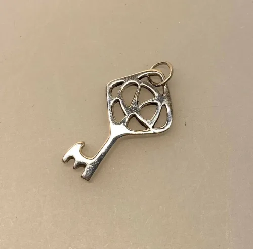 Vikingevedhæng i sølv - Nøglen til Himmeriget stor, nøgle, sølvnøgle, vikingesmykker, vikingetid, vikingevedhæng, vikingefund, museumssmykker, ægte, sølv, sølvsmykke, sølvvedhæng, ribe, ældste by, museums,