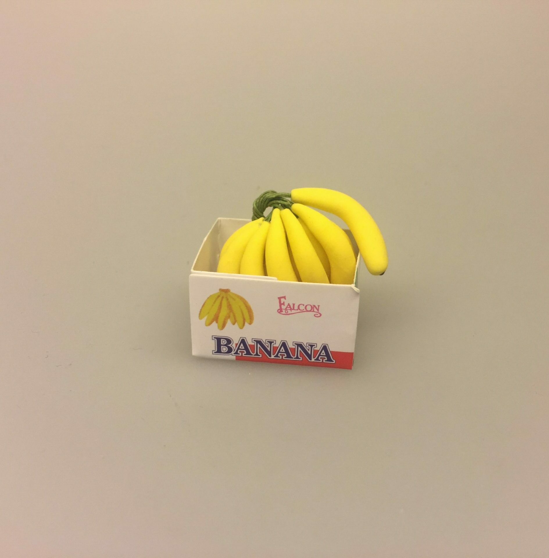 Miniature Kasse med bananer, banana, banankasse, bananklase, modne bananer, frugt, frugtkasse, dukkehus, dukkehusting, dukker, dukkestørrelse, mini, miniature, miniaturer, samler, 1:12, skala, legemad, biti, ribe, køb bananer,