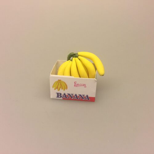 Miniature Kasse med bananer, banana, banankasse, bananklase, modne bananer, frugt, frugtkasse, dukkehus, dukkehusting, dukker, dukkestørrelse, mini, miniature, miniaturer, samler, 1:12, skala, legemad, biti, ribe, køb bananer,