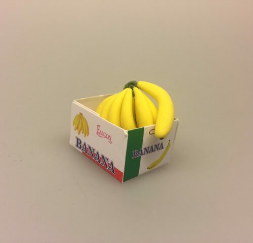 Miniature Kasse med bananer, banana, banankasse, bananklase, modne bananer, frugt, frugtkasse, dukkehus, dukkehusting, dukker, dukkestørrelse, mini, miniature, miniaturer, samler, 1:12, skala, legemad, biti, ribe