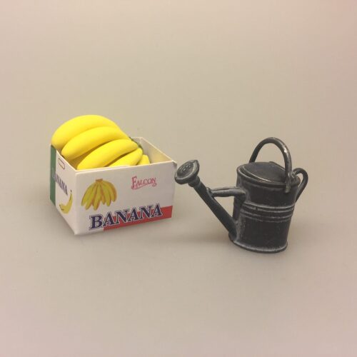 Miniature Kasse med bananer, banana, banankasse, bananklase, modne bananer, frugt, frugtkasse, dukkehus, dukkehusting, dukker, dukkestørrelse, mini, miniature, miniaturer, samler, 1:12, skala, legemad, biti, ribe, køb bananer,