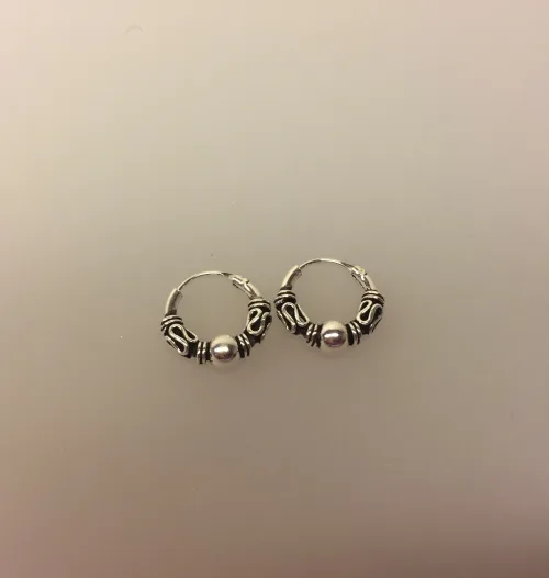 Creoler i sølv Ø 12 mm med oxyderet S-mønster og kugle , hoops, ægte, billige, kvalitet, cool, fine, hoops, filigran, stine a, maanesten, Creoler i sølv Ø 12 mm med sol twistet snoning og S-mønsterCreoler sølv , speciel, boho, hippie, chick, biti, ribe, viking, middelalder, Sølvøreringe, sølv smykker, ørenringe, øreringe, runde, ringe, hoops, creol, creoler,chunky