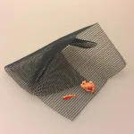 Miniature Fisk Madding,Miniature Fiskenet, Miniature Fiskestang, Miniature Robåd i træ, robåd, eke, ege, båd, jolle, seljtur, rotur, picnic, skovtur, til søs, fisketur, fisk, ud og fiske, lystfisker, fisketing, fiskestang, miniaturer, dukkehus, nisse, nissehus, nissebo, dekoration, små ting, udstilling, gaveide, sangskjuler, miniature Gummistøvler