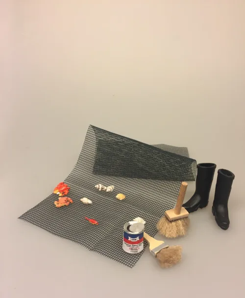 Miniature Fiskenet, Miniature Fiskestang, Miniature Robåd i træ, robåd, eke, ege, båd, jolle, seljtur, rotur, picnic, skovtur, til søs, fisketur, fisk, ud og fiske, lystfisker, fisketing, fiskestang, miniaturer, dukkehus, nisse, nissehus, nissebo, dekoration, små ting, udstilling, gaveide, sangskjuler, miniature Gummistøvler