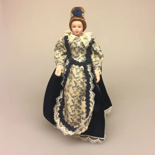 Dukke Frue i blå kjole, frue, bedstemor, tante, ældre, dame, Dukke Fin Dame i kjole, fin, dame, herskabelig, borgerskab, elegant, flot, frue, , adelig, herskabelig stil, dukkehusdukker, dukkehusting, ting til dukkehus, biti, ribe, samlere, et dukkehjem,