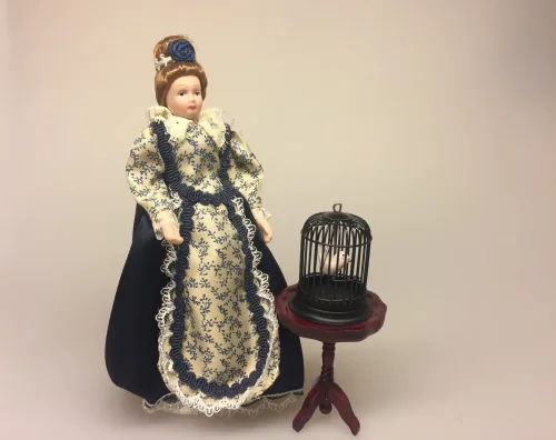 Dukke Frue i blå kjole, frue, bedstemor, tante, ældre, dame, Dukke Fin Dame i kjole, fin, dame, herskabelig, borgerskab, elegant, flot, frue, , adelig, herskabelig stil, dukkehusdukker, dukkehusting, ting til dukkehus, biti, ribe, samlere,