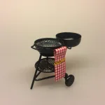 Kugle grill miniature, weber, webergrill, kuglegrill, grill, grillaften, på grillen, mini, miniature, dukkehus, dukkehusting, sangskjuler, gaveide, til manden, skumslukker, grillspyd, biti, ribe