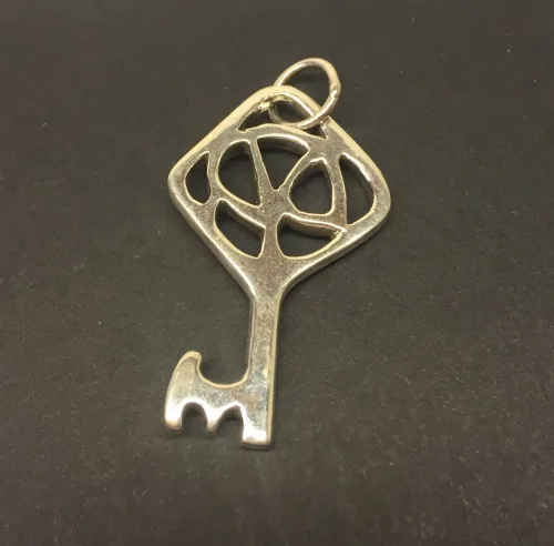 Vikingevedhæng i sølv - Nøglen til Himmeriget stor, nøgle, sølvnøgle, vikingesmykker, vikingetid, vikingevedhæng, vikingefund, museumssmykker, ægte, sølv, sølvsmykke, sølvvedhæng, ribe, ældste by, museums,
