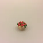 Miniature Kurv med jordbær, jordbær, jordbærkurv, minikurv, håndlavet, dukkehusmad, dukkehus, dukkehusting, dukketing, miniature, miniaturer, miniatyre, sættekasse, sætterkasse, ting til, amagerhylde, biti, ribe, legemad, biti, ribe, nisseting, nissebo, nissedør,