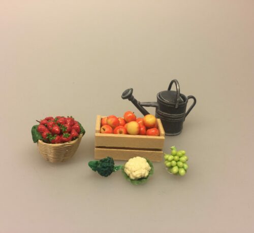 Miniature Kurv med jordbær, jordbær, jordbærkurv, minikurv, håndlavet, dukkehusmad, dukkehus, dukkehusting, dukketing, miniature, miniaturer, miniatyre, sættekasse, sætterkasse, ting til, amagerhylde, biti, ribe, legemad, biti, ribe, nisseting, nissebo, nissedør, Miniature Kasse med æbler, danske æbler, mini æbler, miniature æbler, æblekasse, ny plukkede, frugt, fynske æbler, usprøjtede, økologiske, dukkehus, dukkehusting, til dukkehuset, mini, miniature, miniaturer, miniatyre, samler, legemad, biti, ribe
