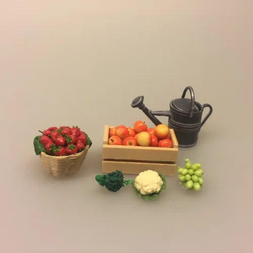Miniature Kurv med jordbær, jordbær, jordbærkurv, minikurv, håndlavet, dukkehusmad, dukkehus, dukkehusting, dukketing, miniature, miniaturer, miniatyre, sættekasse, sætterkasse, ting til, amagerhylde, biti, ribe, legemad, biti, ribe, nisseting, nissebo, nissedør, Miniature Kasse med æbler, danske æbler, mini æbler, miniature æbler, æblekasse, ny plukkede, frugt, fynske æbler, usprøjtede, økologiske, dukkehus, dukkehusting, til dukkehuset, mini, miniature, miniaturer, miniatyre, samler, legemad, biti, ribe