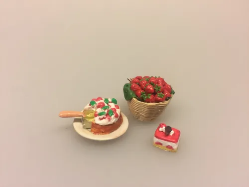 Miniature Kurv med jordbær, jordbær, jordbærkurv, minikurv, håndlavet, dukkehusmad, dukkehus, dukkehusting, dukketing, miniature, miniaturer, miniatyre, sættekasse, sætterkasse, ting til, amagerhylde, biti, ribe, legemad, biti, ribe, nisseting, nissebo, nissedør,