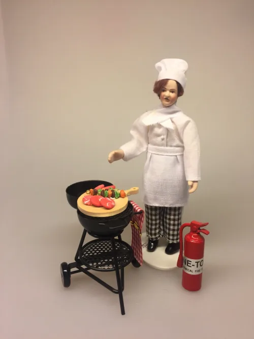 Dukke Kok eller bager, bager, bagerdukke, kok, kokkedukke, dukkehus, dukkehusdukke, miniature, miniaturer, konditor, kringlevrider, kokkehue, grillmester, grill, weber, grillen, grillspyd, barbeque, biti, ribe