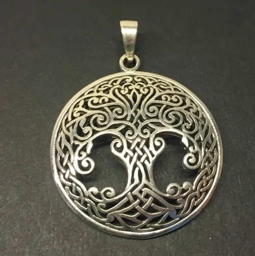 Vikingevedhæng i sølv - Livets træ Yggdrasil keltisk flet stor, sølv, ægte, sterling, sterlingsølv, livstræ, livets træ, ask, ygdrasil, yggdrasil, ygdrassil, vikinger, vikingetiden, vikingesmykker, sølvsmykke, vedhæng, sølvvedhæng, træ, museums, museumssmykker, kopi, vikingekopi, kopismykke, original, kraftigt, lækker, kvalitet, ribe, aser, nordisk, mytologi, gammel, tro, guder, asatro,