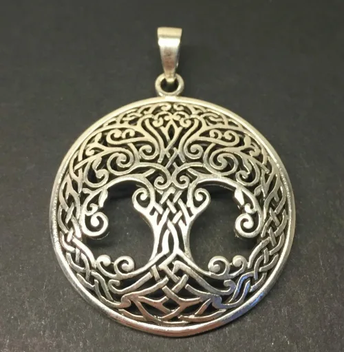 Vikingevedhæng i sølv - Livets træ Yggdrasil keltisk flet stor, sølv, ægte, sterling, sterlingsølv, livstræ, livets træ, ask, ygdrasil, yggdrasil, ygdrassil, vikinger, vikingetiden, vikingesmykker, sølvsmykke, vedhæng, sølvvedhæng, træ, museums, museumssmykker, kopi, vikingekopi, kopismykke, original, kraftigt, lækker, kvalitet, ribe, aser, nordisk, mytologi, gammel, tro, guder, asatro,