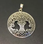 Vikingevedhæng i sølv - Livets træ Yggdrasil keltisk flet stor, sølv, ægte, sterling, sterlingsølv, livstræ, livets træ, ask, ygdrasil, yggdrasil, ygdrassil, vikinger, vikingetiden, vikingesmykker, sølvsmykke, vedhæng, sølvvedhæng, træ, museums, museumssmykker, kopi, vikingekopi, kopismykke, original, kraftigt, lækker, kvalitet, ribe, aser, nordisk, mytologi, gammel, tro, guder, asatro,