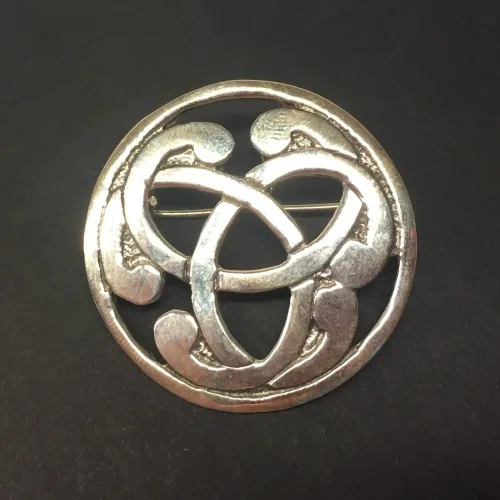 Vikinge broche i sølv - Magiske 3, tre, magiske tal, triskele, triscal, broche, nål, spænde, stor, ægte, sølv, sterling, oprindelig, kopi, fund, vikiger, vikingesmykker, vikingefund, vikingebroche, spænde, museums, museumssmykker, kopismykker, aser, nordisk, mytologi, biti, ribe