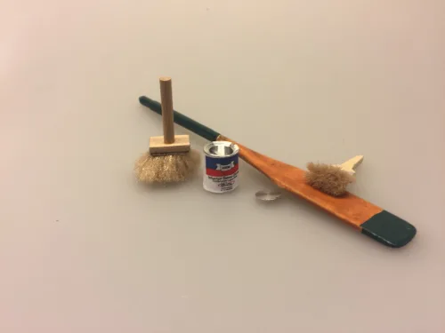 Miniature Malerdåse skibslak, maling, maler, malergrej, fernis, lak, skibslak, dukkehus, dukkestørrelse, mini, miniature, nisse, nissebo, nisseting, dukkehusting, sætterkasse, sættekasse, sættekasseting, samler, objekter, småt, ribe, biti, sejler, skib, sejlskib, sangskjuler, gaveide,