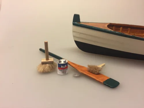 Miniature Malerdåse skibslak, maling, maler, malergrej, fernis, lak, skibslak, dukkehus, dukkestørrelse, mini, miniature, nisse, nissebo, nisseting, dukkehusting, sætterkasse, sættekasse, sættekasseting, samler, objekter, småt, ribe, biti, sejler, skib, sejlskib, sangskjuler, gaveide,