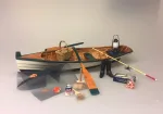 Miniature Robåd i træ, robåd, eke, ege, båd, jolle, seljtur, rotur, picnic, skovtur, til søs, fisketur, fisk, ud og fiske, lystfisker, fisketing, fiskestang, miniaturer, dukkehus, nisse, nissehus, nissebo, dekoration, små ting, udstilling, gaveide, sangskjuler, miniature Gummistøvler