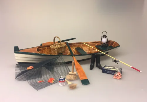 Miniature Robåd i træ, robåd, eke, ege, båd, jolle, seljtur, rotur, picnic, skovtur, til søs, fisketur, fisk, ud og fiske, lystfisker, fisketing, fiskestang, miniaturer, dukkehus, nisse, nissehus, nissebo, dekoration, små ting, udstilling, gaveide, sangskjuler, miniature Gummistøvler