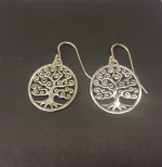 Vikingeøreringe i sølv - Livets træ Yggdrasil krummelurer, Vikingeøreringe i sølv - Livets træ Yggdrasil rund enkel, Vikingeøreringe i sølv - Livets træ Yggdrasil oval prik, livstræ, livstræet, ask, ygdrasil, yggdrassil, ovale, medaljon, fligran, yndige, feminine, lette, ægte, sølv, øreringe, ørenringe, smukke, kvalitet, specielle, vikinger, vikingesmykker, biti, ribe, freja, ydun, idun,