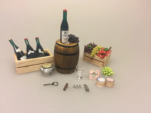 Miniature Kasse med vindruer, vindruer, druer, drueklase, vindrueklase, kasse med druer, vin, mini, dukkehus, dukketing, dukkehusting, ting til dukkehuset, sættekasse, sætterkasse, sættekasseting, amagerhylde, købmandsbutik, legemad, grønt, kasse, trækasse, biti, ribe, tønde, vintønde, proptrækker, oplukker, ost, vinflaske, rødvin, Miniature Kasse med rødvin, rødvinsflasker, rødvin, vinkasse, trækasse, vingave, gavekort, vinbar, dukkehusting, dukkehus, miniaturer, mini, 1:12, sættekasse, sætterkasse, ting til, dukkemad, legemad, mad til, biti, ribe