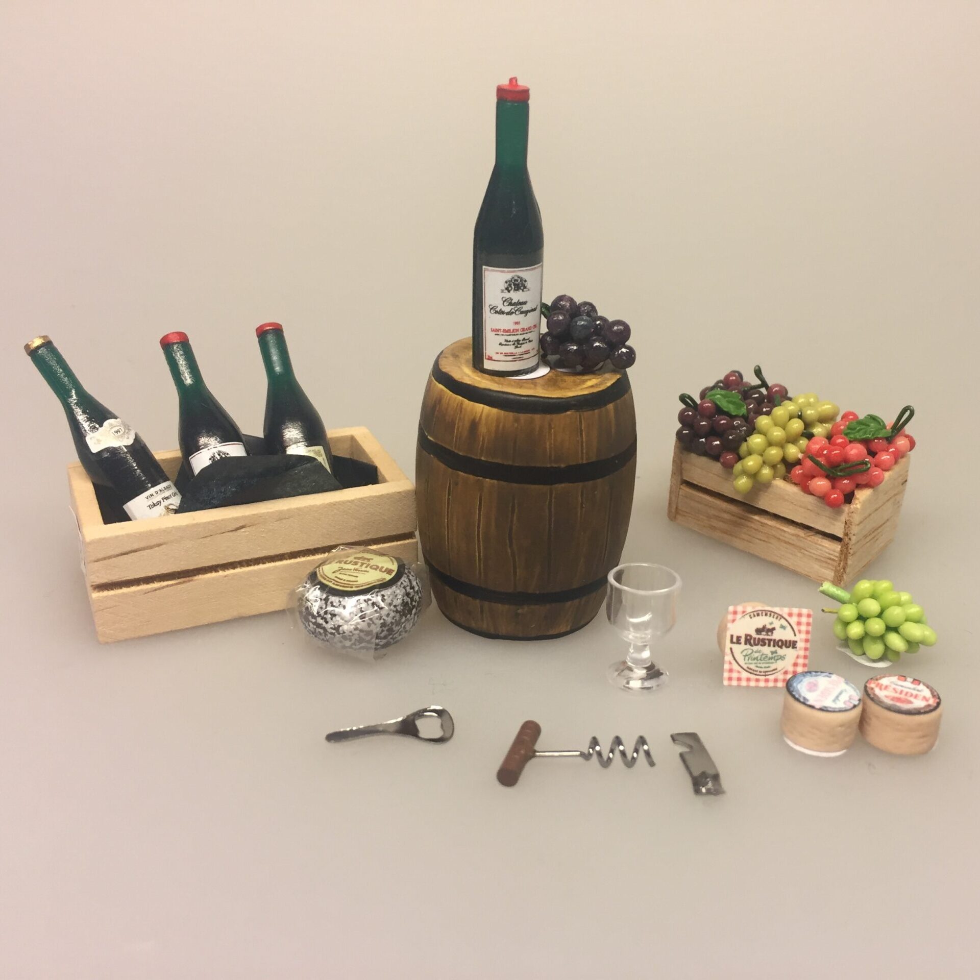 Miniature Kasse med vindruer, vindruer, druer, drueklase, vindrueklase, kasse med druer, vin, mini, dukkehus, dukketing, dukkehusting, ting til dukkehuset, sættekasse, sætterkasse, sættekasseting, amagerhylde, købmandsbutik, legemad, grønt, kasse, trækasse, biti, ribe, tønde, vintønde, proptrækker, oplukker, ost, vinflaske, rødvin, Miniature Kasse med rødvin, rødvinsflasker, rødvin, vinkasse, trækasse, vingave, gavekort, vinbar, dukkehusting, dukkehus, miniaturer, mini, 1:12, sættekasse, sætterkasse, ting til, dukkemad, legemad, mad til, biti, ribe