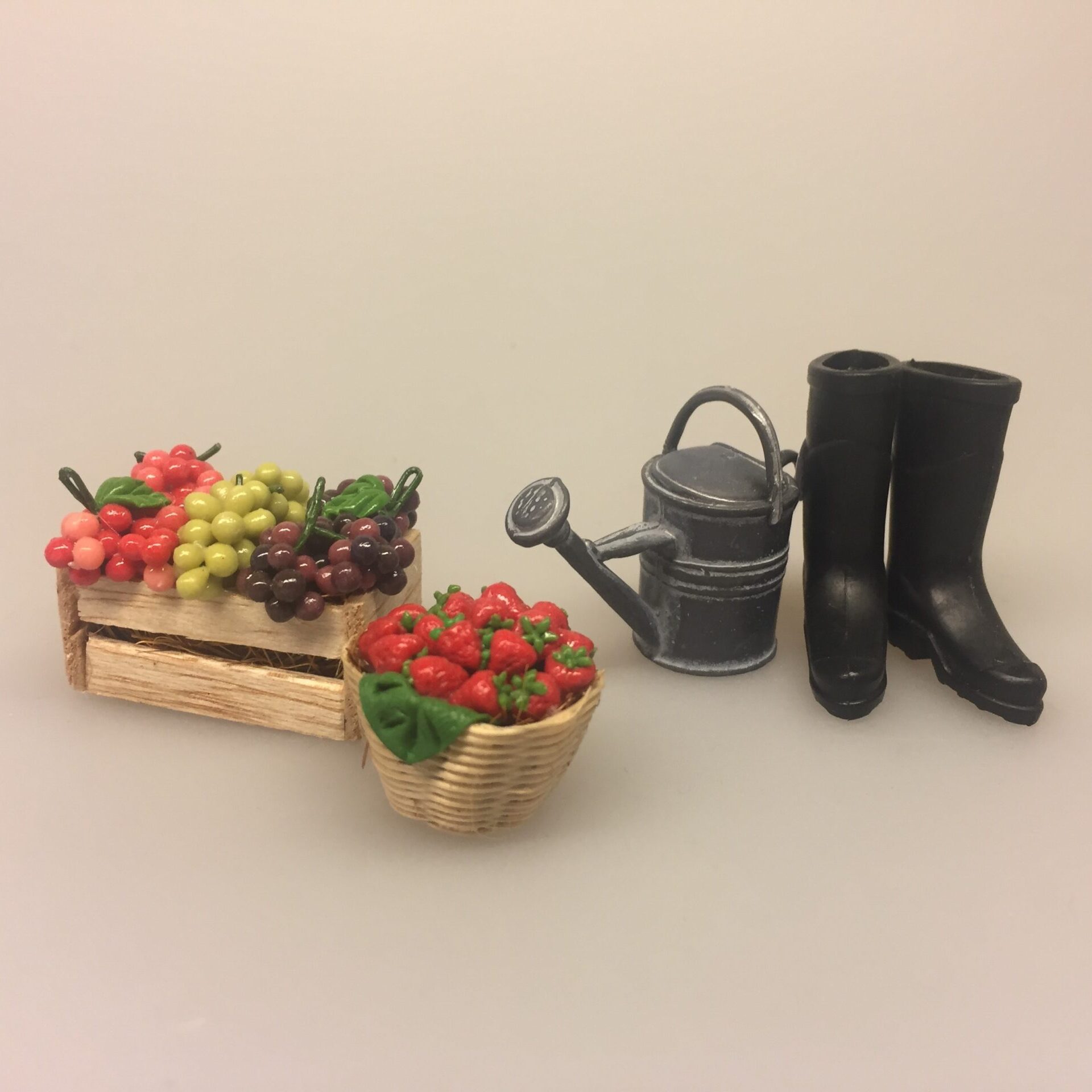 Miniature Kasse med vindruer, vindruer, druer, drueklase, vindrueklase, kasse med druer, vin, mini, dukkehus, dukketing, dukkehusting, ting til dukkehuset, sættekasse, sætterkasse, sættekasseting, amagerhylde, købmandsbutik, legemad, grønt, kasse, trækasse, biti, ribe, tønde, vintønde, proptrækker, oplukker, ost, vinflaske, rødvin, picnic, skovtur, gummistøvler, vandkande, Miniature Kurv med jordbær