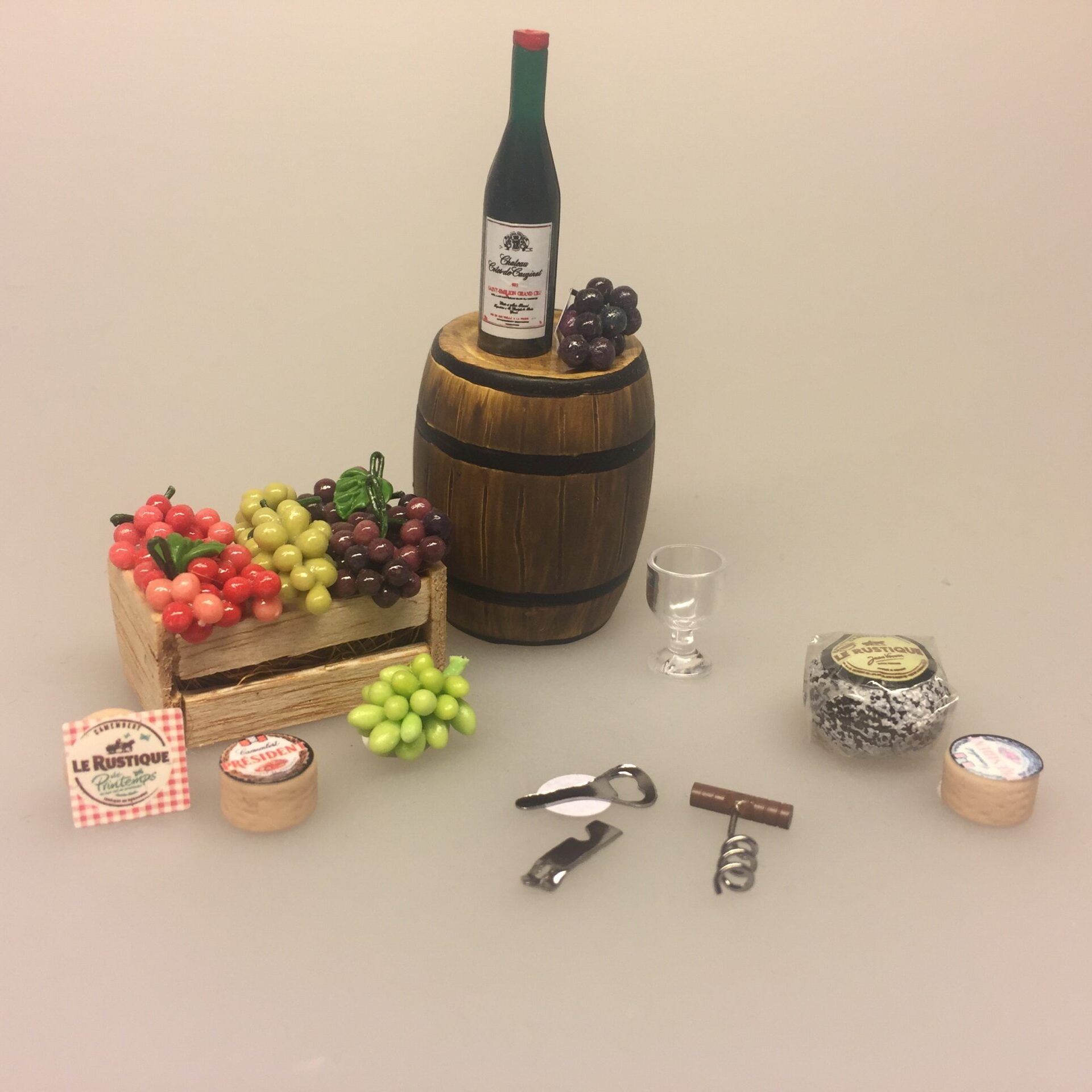 Miniature Kasse med vindruer, vindruer, druer, drueklase, vindrueklase, kasse med druer, vin, mini, dukkehus, dukketing, dukkehusting, ting til dukkehuset, sættekasse, sætterkasse, sættekasseting, amagerhylde, købmandsbutik, legemad, grønt, kasse, trækasse, biti, ribe, tønde, vintønde, proptrækker, oplukker, ost, vinflaske, rødvin