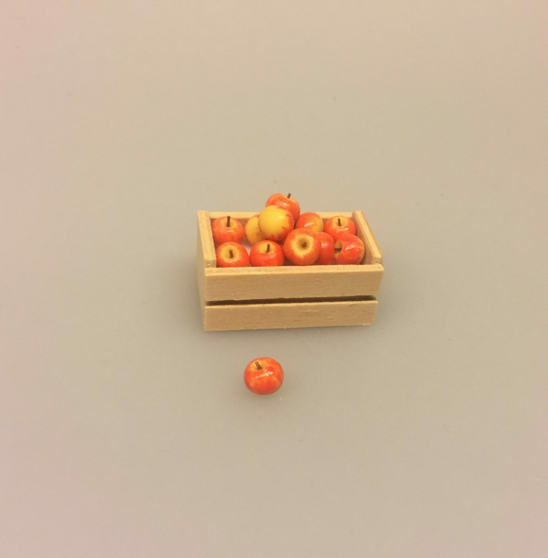 Miniature Kasse med æbler, danske æbler, mini æbler, miniature æbler, æblekasse, ny plukkede, frugt, fynske æbler, usprøjtede, økologiske, dukkehus, dukkehusting, til dukkehuset, mini, miniature, miniaturer, miniatyre, samler, legemad, biti, ribe