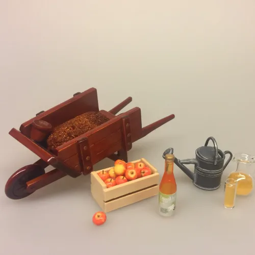 Miniature Kasse med æbler, danske æbler, mini æbler, miniature æbler, æblekasse, ny plukkede, frugt, fynske æbler, usprøjtede, økologiske, dukkehus, dukkehusting, til dukkehuset, mini, miniature, miniaturer, miniatyre, samler, legemad, biti, ribe, Miniature trillebør brun